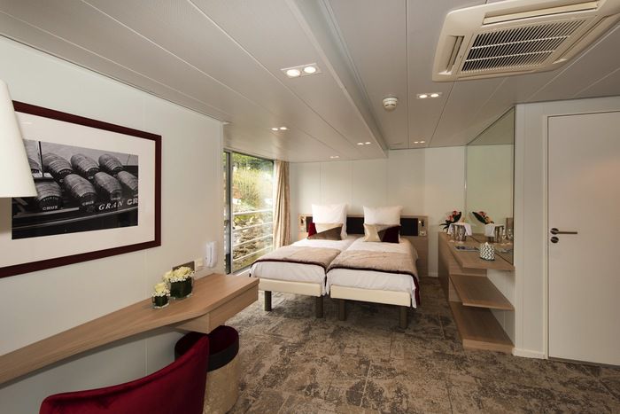 Middle Deck 2 Single Beds Suite CAT. B